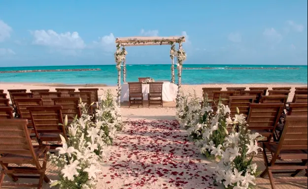 Hoteles para cumplir tu sueño de casarte en la playa